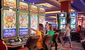 Trò chơi slot online với hiệu ứng ánh sáng nền neon hiện đại đầy màu sắc bắt mắt