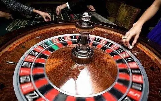 Bóng chuyền Việt Nam náo nhiệt trên sân với fan cuồng nhiệt cổ vũ